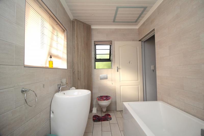 5 Bedroom Property for Sale in Fraaiuitsig Western Cape